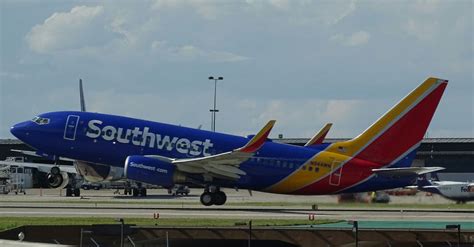 nonstop flights sfo to stl.